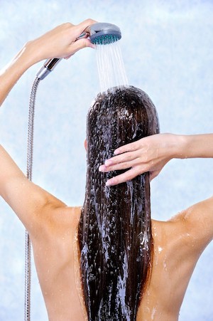 rinçage des cheveux à l'eau fraiche